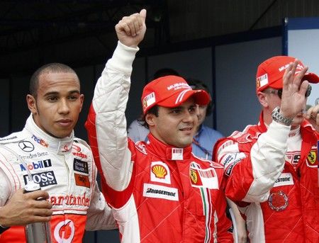 První trojice ze sobotní kvalifikace. Zleva Hamilton, Massa a Räikkönen. | Foto: Reuters