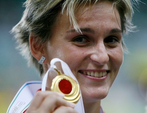 ZÁŘÍ - Česká oštěpařka Barbora Špotáková se těší ze zlaté medaile. Tu vybojovala na MS v Ósace českým rekordem 67,07 metru. | Foto: Reuters