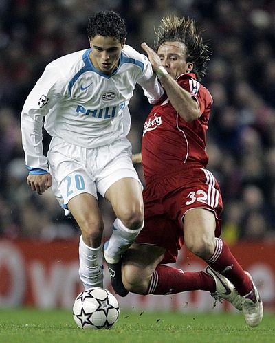 Ibrahim Afellay z Eindhovenu (vlevo) atakovaný liverpoolským Zendenem. | Foto: Reuters