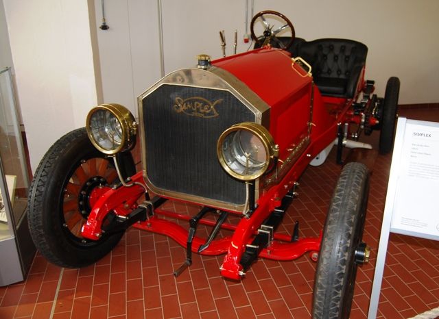 Simplex pochází z roku 1914. Je pokládán za první vůz světa s moderní konstrukcí. Pětilitrový motor měl výkon 90 koní a měl i vodou chlazené brzdy | Foto: Radek Pecák