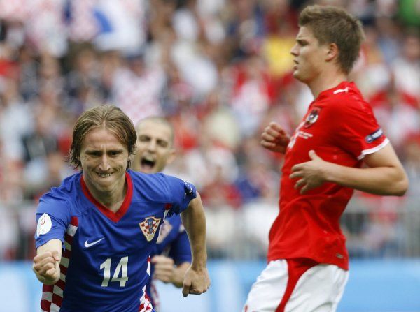 Rozhodující moment. Chorvatský záložník Luka Modrič právě proměnil penaltu. V pozadí přihlíží rakouský obránce Sebastian Prödl. | Foto: Reuters