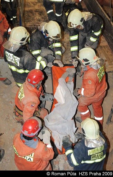 ...hasiči postupně nacházejí těla dělníků. Nikdo nepřežil. | Foto: HZS Praha