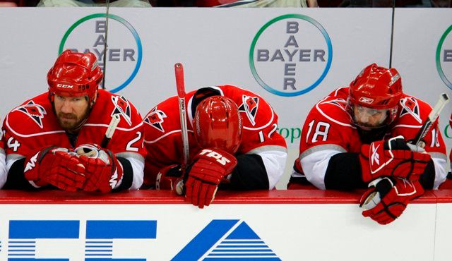 Hráči Caroliny si v sérii moc radosti neužili. | Foto: Reuters