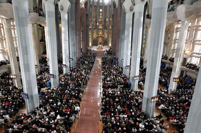 7. 11. - Papež Benedikt XVI. v neděli posvětil světoznámý barcelonský chrám Sagrada Família (Svatá rodina) architekta Antoni Gaudího. Více informací o vysvěcení chrámu po 128 letech najdete - zde | Foto: Reuters