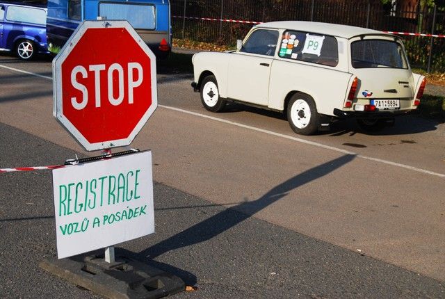 Trabant se přestal vyrábět před 19 lety, ale to tady nebylo znát. Na začátku bylo nutné svůj vůz zaregistrovat... | Foto: Radek Pecák