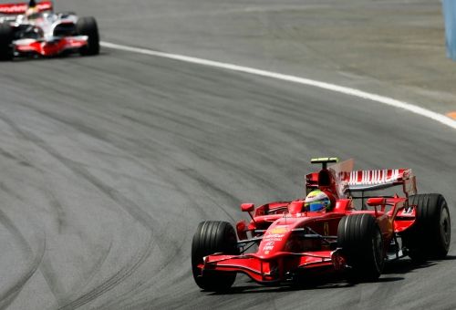 Evropa - Velká cena Evropy (ve Valencii) a Brazilec Felipe Massa s Ferrari vede po startu Velké ceny Evropy před Lewisem Hamiltonem. | Foto: Reuters