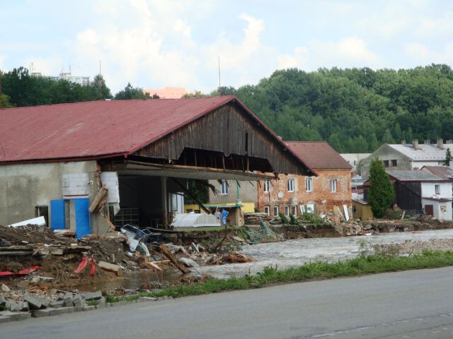 Počty škod z přívalových dešťů, regionálních záplav a povodní, které v Česku lidé každoročně nahlásí pojišťovnám, se pohybují v tisícovkách případů za stovky milionů korun. Tedy pokud není podle pojišťoven zrovna kalamitní rok. | Foto: Allianz