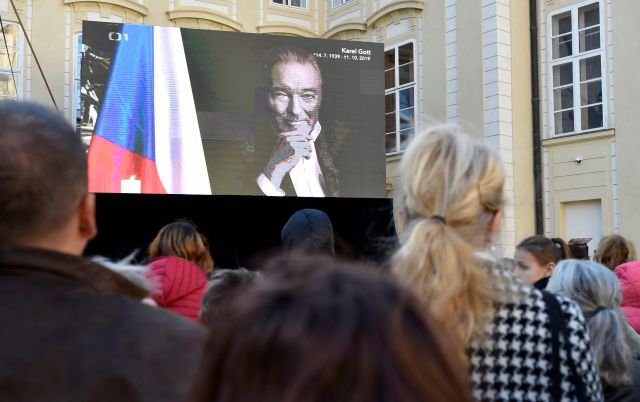 Do katedrály byly pozvány stovky hostů, veřejnost přístup neměla. Lidé mohli dění uvnitř chrámu sledovat na velkoplošných obrazovkách umístěných na nádvoří u katedrály a na Hradčanském náměstí. | Foto: ČTK