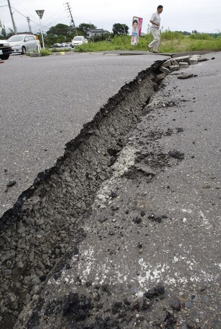 Zlom v cestě způsobilo včerejší zemětřesení | Foto: Reuters