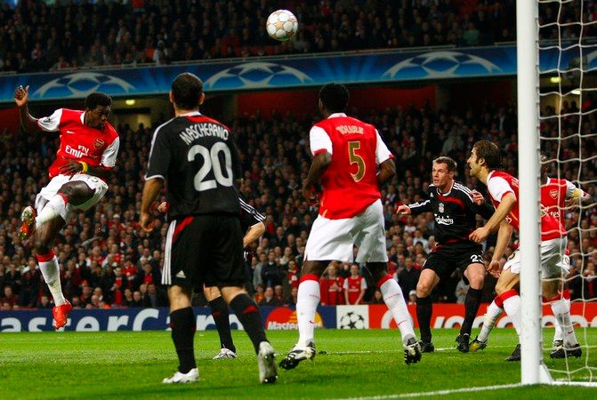 Útočník Arsenalu Adebayor vstřílí vedoucí gol svého týmu. Na vítězství to však nestačilo. | Foto: Reuters