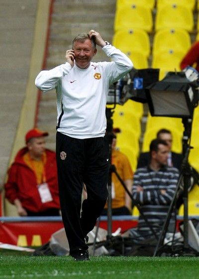 S kým se asi radí o taktice Alex Ferguson? | Foto: Reuters