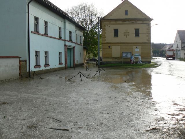 Ulice zaplavila voda z polí. | Foto: Archiv HZS Plzeňského kraje