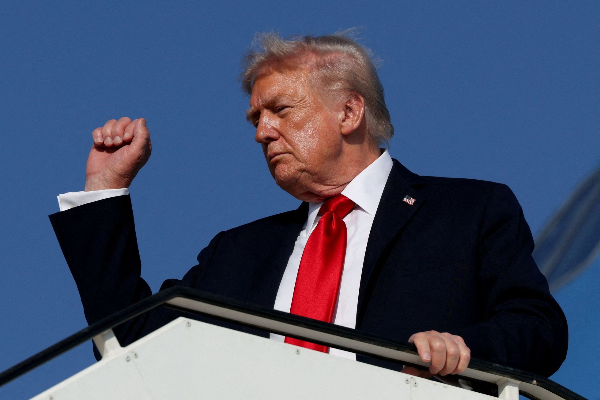 "Moc rád bych to udělal." Trump koketuje s myšlenkou, která by porušila ústavu