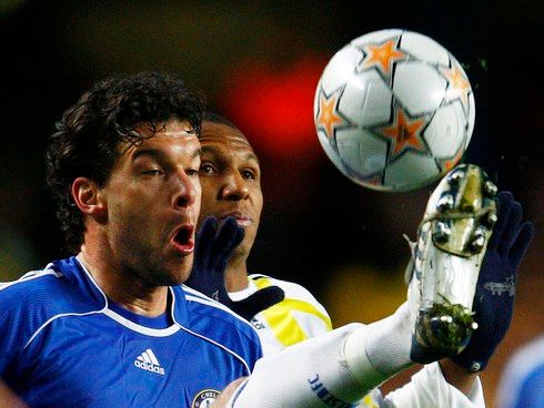 Autor první branky Chelsea Michael Ballack bojuje o míč s Mehmetem Aureliem | Foto: Reuters