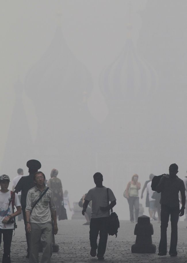 To, co prakticky nevidíte, je chrám Svatého Vasila Blaženého na Rudém náměstí. Moskvu trápí hustý smog a kouř. | Foto: Reuters