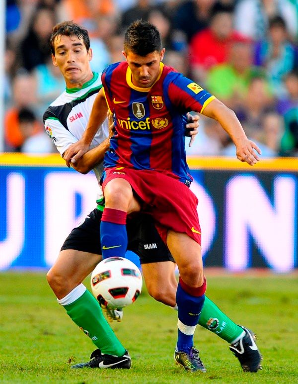 David Villa v souboji s Maliou. | Foto: Reuters