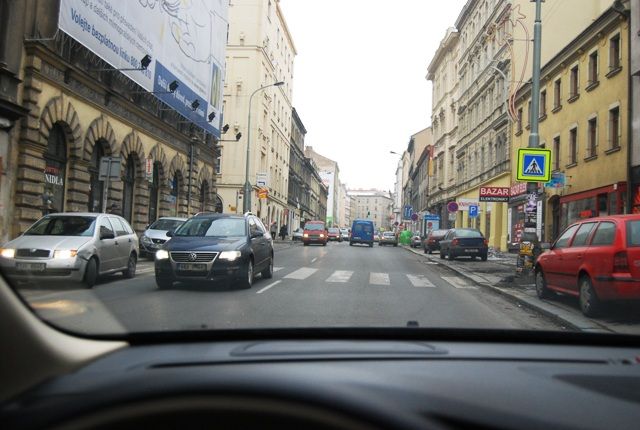 Přechody na Žižkově experti nezkoumali. Ale měli by. Například ty v ulici Husitská se nám jeví jako velmi nebezpečné. Jsou bez světelné signalizace, bez nasvícení či zdrsnění vozovky, navíc v jejich okolí parkují auta. Ulice je přitom velmi frekventovaná. | Foto: Radek Pecák