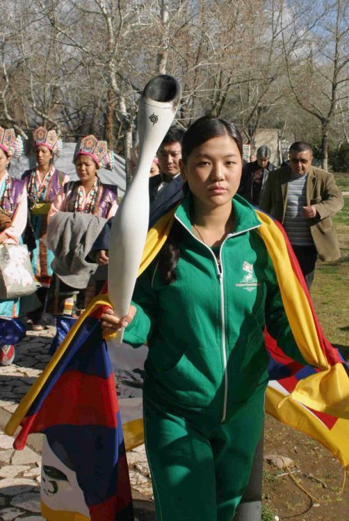 Tibetská atletka Tsultim Gope opouští Olymp po olympijském ohňovém ceremoniálu. Řecko | Foto: Reuters