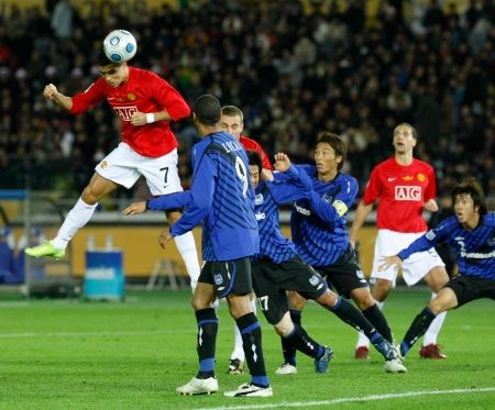 Záložník MAnchesteru United Cristiano Ronaldo skóruje v semifinále mistrovství světa klubů proti týmu Gamba Osaka. | Foto: Václav Rojík