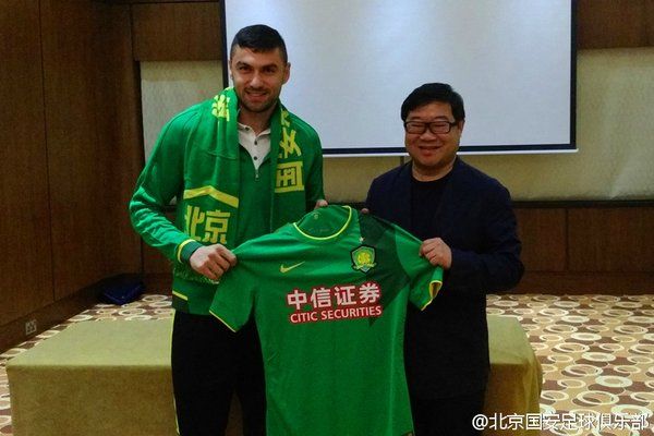 Peking minulý rok koupil také tureckého reprezentanta Buraka Yilmaza. Yilmaz stál Guoan rovněž šest milionů liber. Pro Yilmaze je čínské angažmá první zahraniční štací v kariéře. Zajímavostí je, že v Turecku mimo jiné oblékl dres tří největších istambulských týmů, postupně nastupoval za Besiktas, Fenerbahce a naposled za Galatasaray. | Foto: www.twitter.com