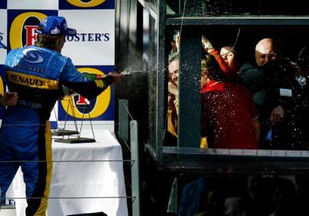 Fernando Alonso se raduje z výhry. | Foto: Reuters