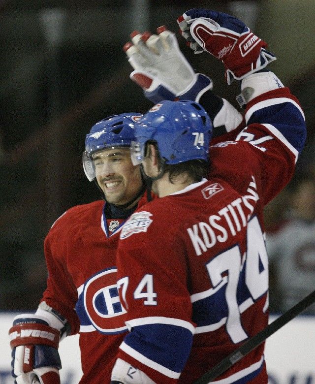 Tomáš Plekanec (vlevo) se raduje se Sergejem Kosticynem z gólu do sítě Buffala. Canadiens hráli v Robervalu, malém městečku na severu Kanady, které zvítězilo v soutěži Hockeyville 2008. | Foto: Reuters