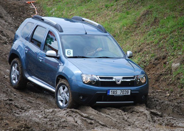 Dacia Duster se prodává s pohonem všech kol od 329 900 korun. Má klimatizaci, čtyři airbagy a dobře fungující pohon všech kol od Nissanu. | Foto: Radek Pecák