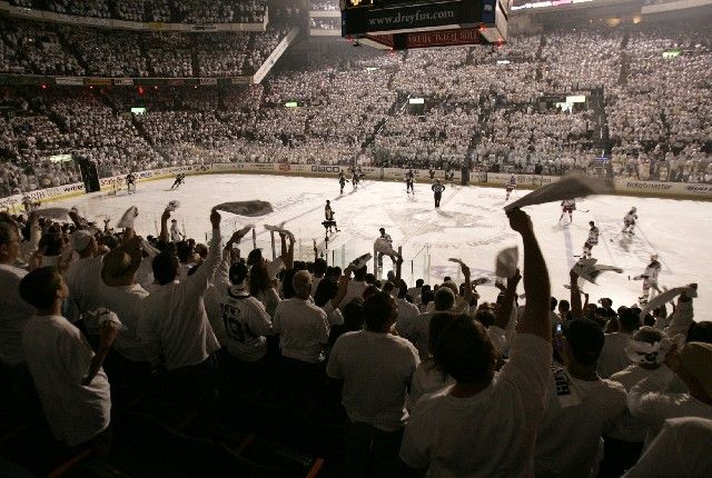 Vyprodaná pittsburghská Mellon Arena nebyla Jaromíru Jágrovi příliš nakloněna. Při každém kontaktu útočníka Rangers s pukem se okamžitě ozvalo hromové bučení. | Foto: Reuters