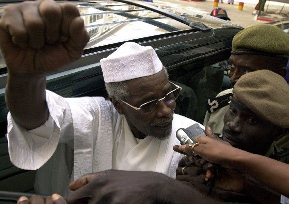 Bývalý čadský prezident Hissene Habre opouští soudní budovu v Dakaru na archivní fotografii z 25. listopadu 2005. Habre, který žije v senegalském exilu je obviněn, že 15 let masově vraždil a týral odpůrce, během své 15leté vlády. Habre vládl v Čadu mezi léty 1982 a 1990. | Foto: Reuters