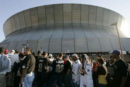 Více než rok od řádění hurikánu Katrina se obyvatelé New Orleansu dočkali slavnostního otevření stadionu Superdome. | Foto: Reuters