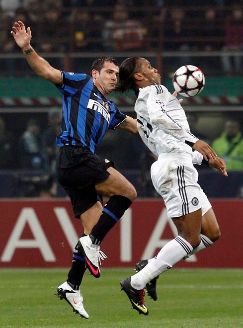 Drogba vs Stankovič | Foto: Reuters