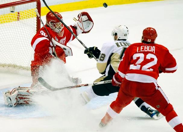 Chris Osgood při zákroku | Foto: Reuters