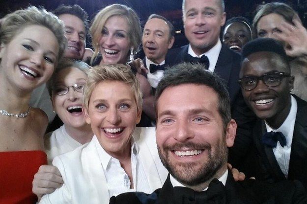 Nejslavnější selfie všech dob vyfotila moderátorka Ellen DeGeneres na Oscarech. Kdo fotku ten večer "neretweetoval", jako kdyby neexistoval (na Twitteru). | Foto: Twitter Ellen DeGeneres