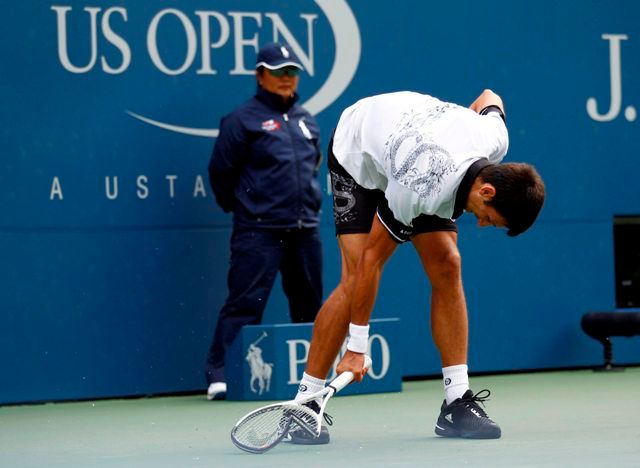 Průběh zápasu nahrával Nadalovi, což odnesla Djokovičova raketa... | Foto: Reuters