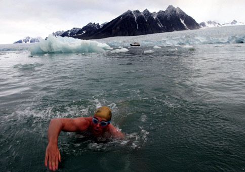 Britský otužilec plave na 85 stupni s.š. | Foto: Northpoleswim