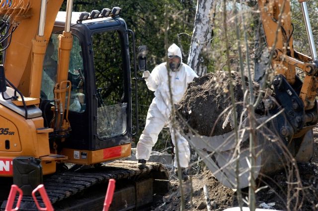 Pracovníci společnosti Dekonta pokračují v monitoringu, třídění a zajišťování nejvíce nebezpečných chemikálií v areálu nelegálního skladiště v Libčanech na Královehradecku. | Foto: čtk