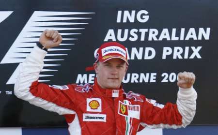 Finský pilot Kimi Räikkönen z Ferrari slaví vítězství ve Velké ceně Austrálie. | Foto: Reuters