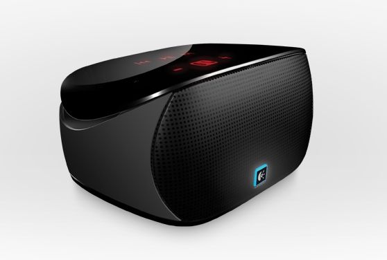 Logitech Mini Boombox - s mobilními zařízeními hlasitěji Švýcarská společnost Logitech představila velmi skladný zvukový systém Mini Boombox určený pro mobilní zařízení. Ať už telefony, či tablety. Na webových stránkách produktu výrobce slibuje výborný zvuk a výrazné basy. K ovládání systému slouží červeně prosvícený dotykový ovládací panel, který je umístěn na vrchní straně bedýnky. Pro poslech muziky stačí, když mobilní zařízení disponuje Bluetooth bezdrátovým audio profilem [Advanced Audio Distribution Profile (A2DP)], nebo 3,5 mm audio výstupem. | Foto: LOGITECH.COM