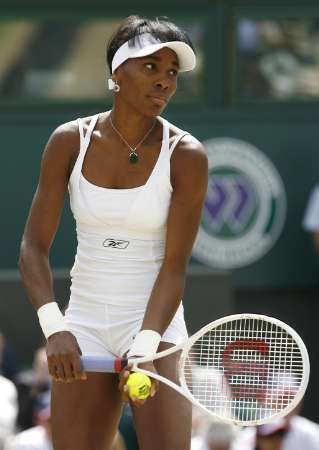 Venus Williamsová servíruje ve finále Wimbledonu proti Marion Bartoliové. | Foto: Reuters