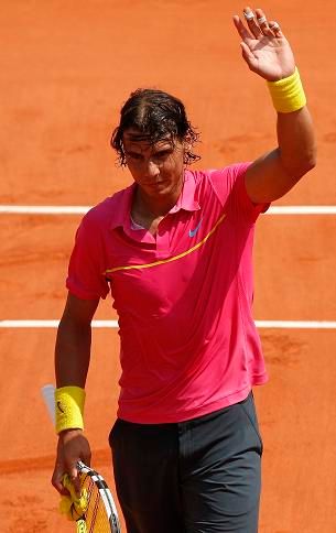 Rafael Nadal zdraví diváky | Foto: Reuters