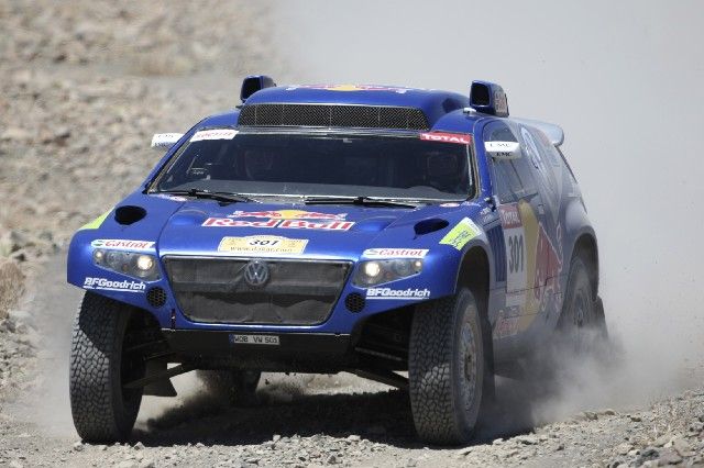 Španěl Carlos Sainz ve svém Volkswagenu v průběhu dakarské rallye. | Foto: Reuters