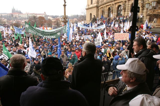 I když dohlížející policisté odhadovali počet účastníků protestu na dvacet tisíc, podle odborů přijelo do Prahy ještě o deset tisíc protestujících více. | Foto: Josef Mašek