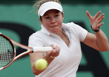 Eva Birnerová vrací míč Ai Sugiyamaové v prvním kole French Open. | Foto: Reuters