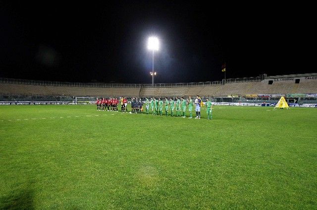 Hráči Livorna a Espaňolu Barcelona před zápasem třetího kola Poháru UEFA na italském stadionu, kam nebyli kvůli nevyhovujícím bezpečnostním parametrům vpuštěni fanoušci. | Foto: Reuters