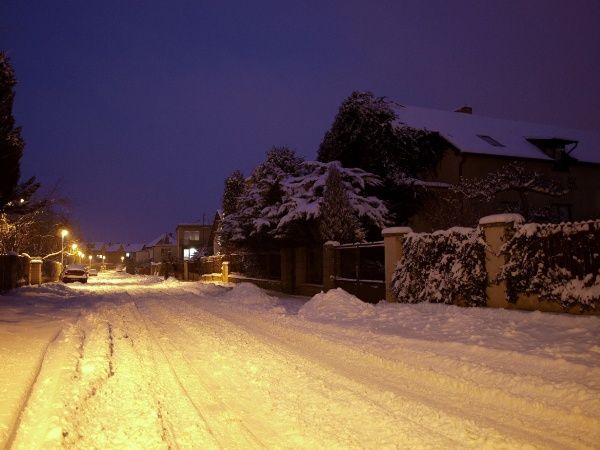 Zimní večerní idylka na pražském Suchdole | Foto: Pavel Jirásek