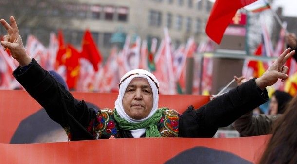 Duisburg, březen 2015. Vzpomínková demonstrace za Ivanu Hoffmann, která bojovala s Kurdy proti IS a islamisté ji zabili. | Foto: Reuters