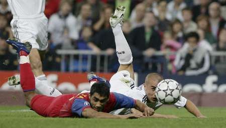 Fabio Cannavaro z Realu Madrid (vpravo) bojuje o míč s Banelem Nicolitou ze Steauay Bukurešť v zápase Ligy mistrů. | Foto: Reuters