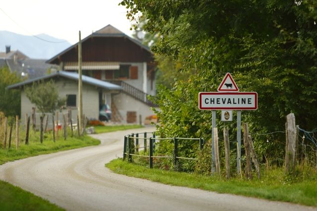 Silniční značka označující horskou vesnici Chevaline, kde byl spáchán hrůzný masakr. | Foto: ČTK