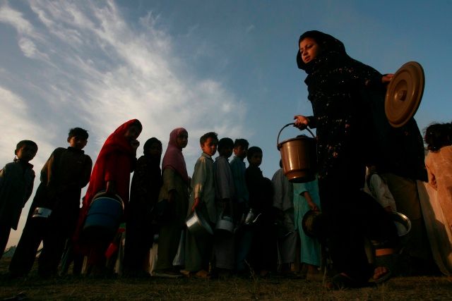 Čekání na čaj, uprchlický tábor UNHCR v Mardanu, sto kilometrů severozápadně od Islámábádu | Foto: Reuters