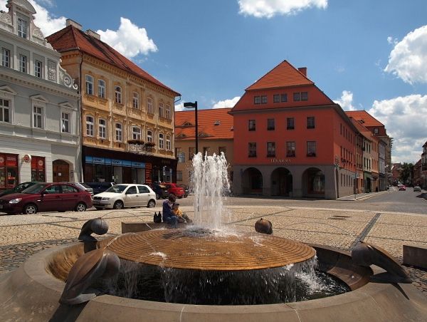 "Žatecká kašna nenahradí koupaliště,které ve městě chybí,ale tryskající voda dává příjemný pocit v letním horku." | Foto: Jaroslav Ledvina